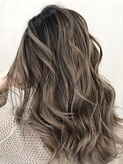 西葛西にある美容室「トゥーヘア（too hair ）」のヘアスタイル「ハイライトプラチナベージュ×くびれウェーブ」の拡大画像