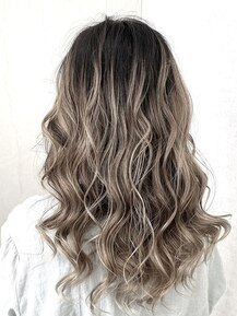 西葛西にある美容室「トゥーヘア（too hair ）」のヘアスタイル「ハイライトカラー×無造作ウェーブロング」
