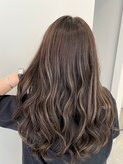 西葛西にある美容室「トゥーヘア(too hair )」のヘアスタイル「柔らかプラチナベージュ×くびれウェーブ」の拡大画像